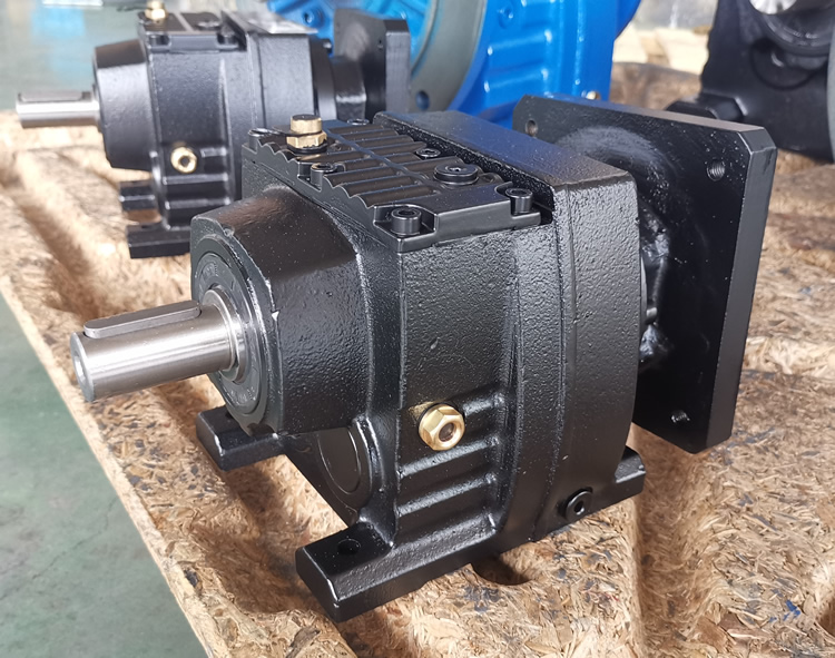 R37系列減速機的實物照片，輸入配伺服電機