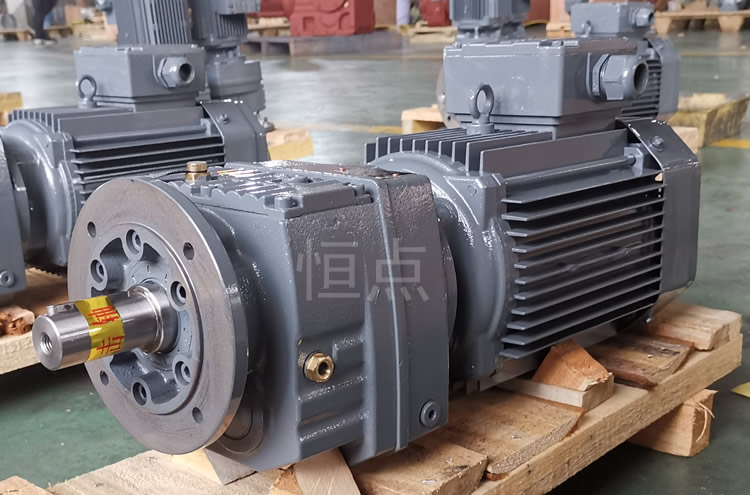 RF47系列減速機配直聯電機，立式安裝 輸出法蘭+軸 實物圖