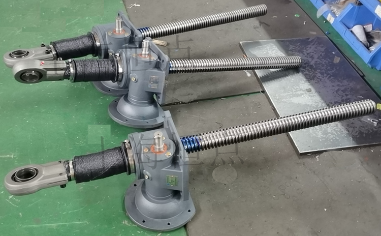 SWLD10升降機配關節軸承，配軟防護罩的實物圖